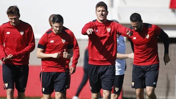 Jovetic, entre Sarabia y Rami, en un entrenamiento de esta semana.