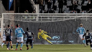 Manu Molina marca de penalti el 4-0 batiendo a Iván Villar en el partido de Copa del Rey entre el Ibiza y el Celta.