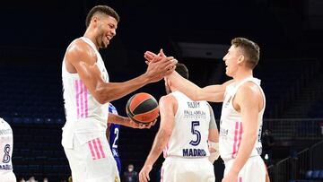 ISTANBUL, TURKEY - DECEMBER 29: Jaycee Carroll, #20 of Real Madrid and Walter Tavares, #22 of Real Madrid celebrate their victory during the 2020/2021 Turkish Airlines EuroLeague Regular Season Round 17 match between Anadolu Efes Istanbul and Real Madrid at Sinan Erdem Dome on December 29, 2020 in Istanbul, . (Photo by Aykut Akici/Euroleague Basketball via Getty Images)
