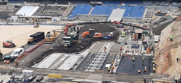 Las obras de acondicionamiento del terreno de juego del estadio Santiago Bernabéu a pocos días días de su estreno.