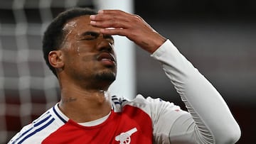 Gabriel Magalhães, jugador del Arsenal, se lamenta tras lesionarse ante el Fulham.
