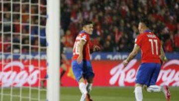 Charles Aránguiz y Eduardo Vargas celebran el gol.