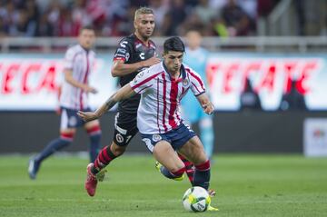 El delantero mexicano tuvo una polémica salida de Liga MX ya que en 2014 el jugador mencionó que su contrato con Tigres había expirado, mientras que la institución felina decía lo contrario. En septiembre del 2015 el TAS falló a favor de los regiomontanos, a pesar de ello tuvo un pase provisional por la FIFA para jugar en Grecia con el Levadiakos donde metió un gol en cinco juegos. Después llegó al Olympiacos y en su estadía ganó la Superliga de Grecia, para el 2016 fichó con Chivas.

