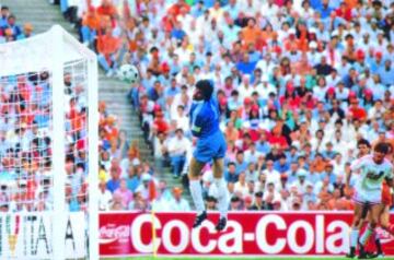 Holanda conquista por fin su primer gran título. El fútbol le debía a Holanda un gran título de selecciones y los 'oranjes' se lo cobraron en Múnich, en el mismo estadio en el que perdieron el Mundial de 1974. Su rival en esta final fue la URSS, con quien ya había caído en el primer partido del torneo, pero las cosas habían cambiado para Holanda. El equipo de Michels estaba crecido y jugando cada vez mejor. Y además, apareció la inspiración de Gullit y Van Basten, que con sus goles, excepcional el segundo, sentenciaron a los soviéticos. En la imagen, Van Basten remató casi sin ángulo un centro pasado de Muhren con una presiosa volea que se coló en la portería de Dasaev, supuso el definitivo 2-0.