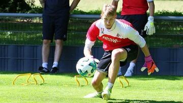 Con 20 años es junto a Steffen los dos referentes en la portería de USA. Scott juega para el Colonia de la Bundesliga.