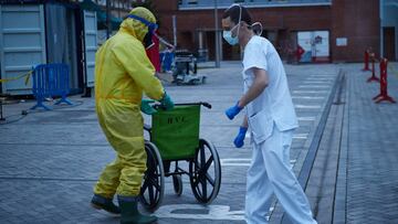 Un voluntario de DYA Navarra se encarga de la desinfecci&oacute;n de los exteriores del Hospital de Navarra durante la cuarta semana de confinamiento por el Estado de Alarma decretado por el Gobierno de Espa&ntilde;a con motivo del coronavirus, COVID-19. 