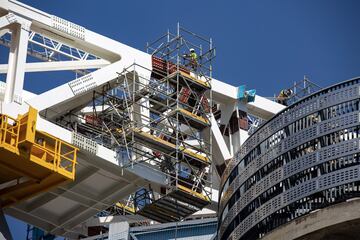 Así avanzan las obras remodelación y modernización del Santiago Bernabéu. Ni las lluvias de elevada intensidad caídas en la capital ni los efectos de la DANA climatológica que están afectando a toda España han frenado el ritmo de las obras cuya finalización está prevista para principio del mes de octubre de 2022, aunque es factible que la finalización de la reforma finalice unos meses antes de lo previsto.