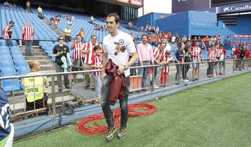 Diego Godín, unable to play the last match at the Calderón, watched from the stands.
