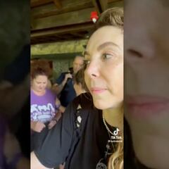 ¡Qué llevada! Belinda subió a su mamá a ‘fuerte’ atracción en Disneylandia