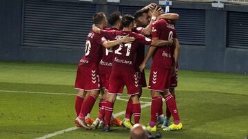 Los jugadores del Castellón celebran el gol de Cubillas.