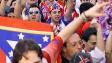 <b>AL PIE DEL CAÑÓN. </b>Los aficionados del Atlético de Madrid, incansables, animan a su equipo con cánticos.