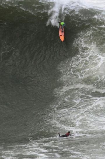 El estadounidense Nic Lamb (arriba) durante su participación en la 'Big Wave World Tour' Punta Galea Challenge, celebrada hoy en la localidad vizcaina de Getxo (Bizkaia), en la que ha sido el vencedor por delante del hawaiano Makuakai Rothman.