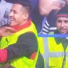 En Inglaterra dicen que Alexis se ríe del fallo de Lacazette