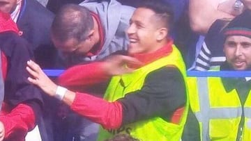 El delantero del Arsenal, Alexis S&aacute;nchez, riendo a carcajadas tras el error garrafal de Lacazette.