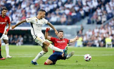 Tremendo lo de Vinicius, cómo bajó un balón largo de Tchouaméni, aguantó y aguantó hasta ver la llegada de Joselu, filtrándole el pase para que dispare y firme el cuarto de la tarde.