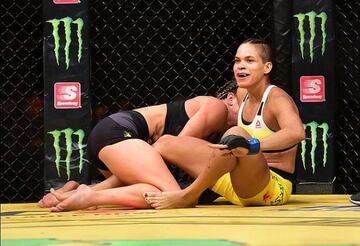 Nunes (de amarillo) tras vencer por rendición a Miesha Tate.