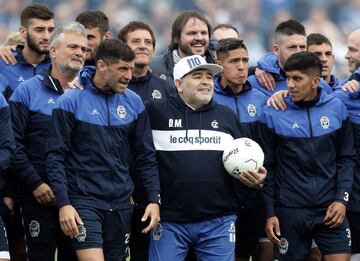 El entrenador argentino volvió al fútbol de su país como nuevo entrenador de Gimnasia La Plata. Los aficionados le aclamaron en el Estadio Juan Carmelo Zerillo.