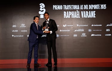 Entrega el premio: José Félix Díaz, Director Editoral de AS. Recoge el premio: Raphaël Varane.