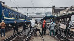 Varios voluntarios transportan ayuda humanitaria en la estación de tren de Kiev, a 3 de marzo de 2022, en Kiev (Ucrania). Después de 8 días de conflicto bélico desde el inicio de los ataques en Ucrania por parte de Rusia, el balance de la guerra según las últimas informaciones, tanto por parte del gobierno ucraniano como de ACNUR, es de al menos 2.000 civiles muertos y de alrededor de un millón de refugiados que han huido de Ucrania. Las delegaciones de Rusia y Ucrania han acordado el establecimiento de corredores humanitarios para la evacuación y la entrega de alimentos y medicinas en el marco del conflicto y un posible alto el fuego temporal.
3 DE MARZO 2022
Diego Herrera / Europa Press
  (Foto de ARCHIVO)
03/03/2022