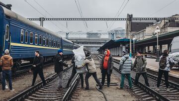 Varios voluntarios transportan ayuda humanitaria en la estación de tren de Kiev, a 3 de marzo de 2022, en Kiev (Ucrania). Después de 8 días de conflicto bélico desde el inicio de los ataques en Ucrania por parte de Rusia, el balance de la guerra según las últimas informaciones, tanto por parte del gobierno ucraniano como de ACNUR, es de al menos 2.000 civiles muertos y de alrededor de un millón de refugiados que han huido de Ucrania. Las delegaciones de Rusia y Ucrania han acordado el establecimiento de corredores humanitarios para la evacuación y la entrega de alimentos y medicinas en el marco del conflicto y un posible alto el fuego temporal.
3 DE MARZO 2022
Diego Herrera / Europa Press
  (Foto de ARCHIVO)
03/03/2022