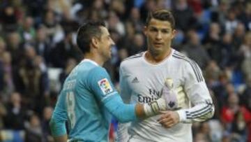 Roberto ante Cristiano Ronaldo.