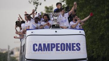 Los jugadores del Real Madrid celebran con la afición el título de Liga desde el autobús.