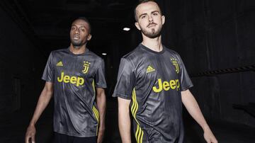 La Juve de Cuadrado está comprometida con el medio ambiente. Su segunda equipación es diseñada a base de plásticos recogidos del mar en tonalidades grises y con el nuevo logo de la Juve en amarillo