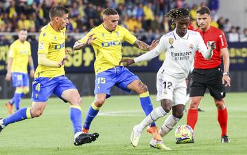 Eduardo Camavinga pelea con los jugadores del Cádiz,  Roger Martí y Rubén Alcaraz.