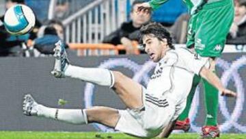 <b>PEOR RACHA HISTÓRICA</b> Después de ayer, el Madrid mantiene la peor racha goleadora en Liga en casa de toda su historia: sólo doce goles en once partidos. Hasta el momento, el Madrid sólo ha ganado cinco encuentros en su estadio, ha empatado tres y ha perdido otros tantos. El Betis, por su parte, logró anoche el tercer empate lejos del Manuel Ruiz de Lopera (dos victorias y seis derrotas). En la imagen, Raúl no consigue controlar el balón en presencia de Melli.