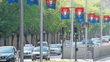 <b>FUROR ROJILLO. </b>Las avenidas y calles principales pamplonicas lucen el escudo de Osasuna.