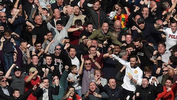 Mata celebra un gol con los aficionados del Manchester United en Anfield.