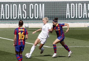 El debut del Real Madrid femenino en la Liga Iberdrola no podría haber tenido mejor cartel. El todopoderoso FC Barcelona fue el primer rival para la historia del recién conjunto merengue. El partido fue un baño de realidad para las ilusiones de los aficionados madridistas. Hoy por hoy, el Barça es muy superior al club blanco y quedó reflejado en el césped con una cómoda victoria para las blaugranas por 0-4. Guijarro, Martens, Alexia y Misa, en propia puerta, fueron las autoras de los cuatro tantos, en un partido donde Hansen volvió a destaparse como una de las mejores futbolistas del mundo. Este "nuevo" Clásico fue observado por todo un país, ya que fue el único partido femenino televisado. Así, y como era de esperar, la fiesta fue para las culés, con una nuestra demostración de que pocos, casi ninguno, pueden batir a este todopoderoso Barça. Las de Lluís Cortés siguen haciendo historia y suman a su casillero de hitos la victoria del primer Real Madrid-Barça. Para el Madrid el gran logro estuvo en su puesta en escena sobre el campo. El éxito deberá esperar. Esto no ha hecho nada más que empezar.