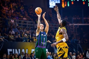 Osetkowski se levanta.