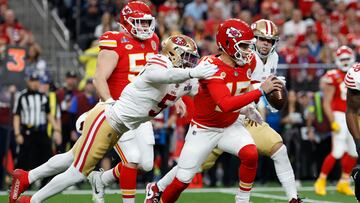 Las Vegas (United States), 12/02/2024.- San Francisco 49ers linebacker Randy Gregory (L) tackles Kansas City Chiefs quarterback Patrick Mahomes (R) during the first half of Super Bowl LVIII between the Kansas City Chiefs and the San Fransisco 49ers at Allegiant Stadium in Las Vegas, Nevada, USA, 11 February 2024. The Super Bowl is the annual championship game of the NFL between the AFC Champion and the NFC Champion and has been held every year since 1967. EFE/EPA/JOHN G. MABANGLO