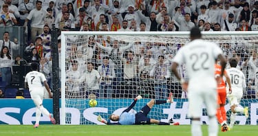 4-1. El delantero brasileño dispara a la derecha de Alejadro Remiro para anotar el cuarto gol del conjunto blanco.