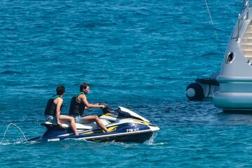 El tenista español se recupera de su lesión abdominal, que le obligó a abandonar el Grand Slam británico, en las aguas de la isla balear a bordo de un barco y rodeado de amigos. 