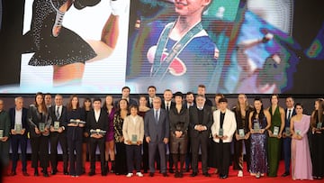 El presidente del COE, Alejandro Blanco, la ministra de Inclusión, Elma Saiz y el presidente del CSD, José Manuel Rodríguez Uribes posan en la foto de familia con todos los galardonados durante la Gala del Comité Olímpico Español.