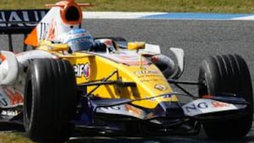 <b>CON LA RUEDA EN EL AIRE. </b>Fernando Alonso mostró su habitual agresividad en las chicanes de Jerez y eso le permitió rendir a buen nivel pese al viento reinante.