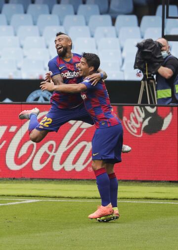 El delantero del Barcelona, Luis Suárez, celebra el 0-1 al Celta de Vigo con Arturo Vidal.
