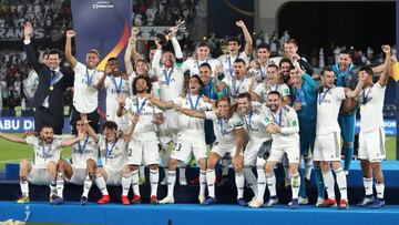 Los jugadores del Real Madrid alzan su trofeo en Abu Dhabi.