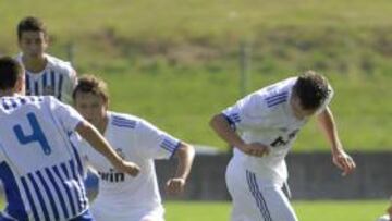 <b>TRABADO. </b>Denis intenta robarle un balón al Depor.
