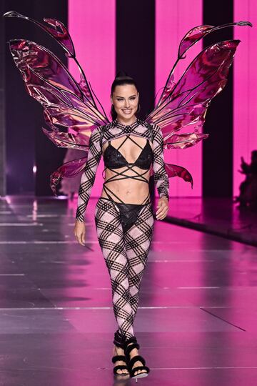 Adriana Lima durante el desfile de Victoria's Secret Fashion Show en Brooklyn.