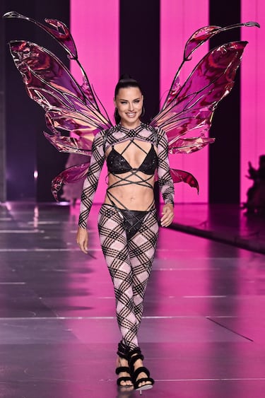 Adriana Lima durante el desfile de Victoria's Secret Fashion Show en Brooklyn.