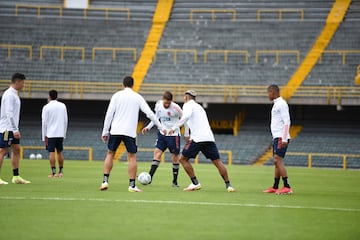 El equipo de Reinaldo Rueda realizó su última práctica en la capital colombiana en el estadio El Campín. Viajarán a Montevideo este martes 5 de octubre y allí continuarán con su preparación para enfrentar a la Selección de Uruguay este jueves 7 de octubre. 