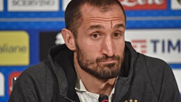 El defensa de la selecci&oacute;n italiana de f&uacute;tbol Giorgio Chiellini ofrece una rueda de prensa en el Centro de Deportes Coverciano, en Florencia (Italia) hoy, 8 noviembre de 2017. Italia se enfrentar&aacute; ma&ntilde;ana a Suecia en un partido de ida de la repesca perteneciente al Mundial 2018. 