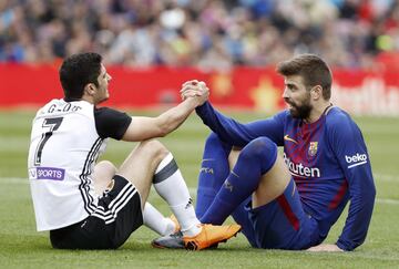 El defensa del Barcelona, Gerad Piqué, y el centrocampista portugués del Valencia, Gonçalo Guedes