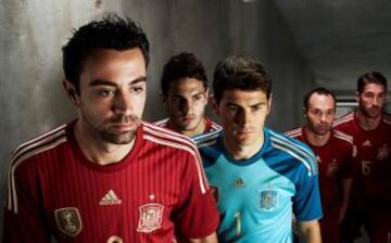 Casillas, Xavi y Koke, imagen de la nueva equipación de España