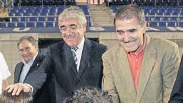 <b>DANI, CON HERRERA. </b>El presidente visitó al equipo en el vestuario acompañado del director deportivo.