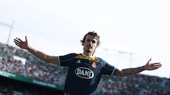 Carlos Romero abraza al gol