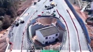 La casa que está rodeada de autopistas: su dueño se arrepiente de haber rechazado 200.000 euros